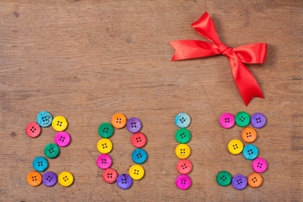 2013年新年日期红色礼品蝴蝶结木制背景图片下载