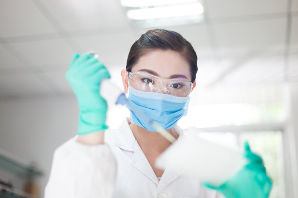 在实验室工作的科学家。图片下载