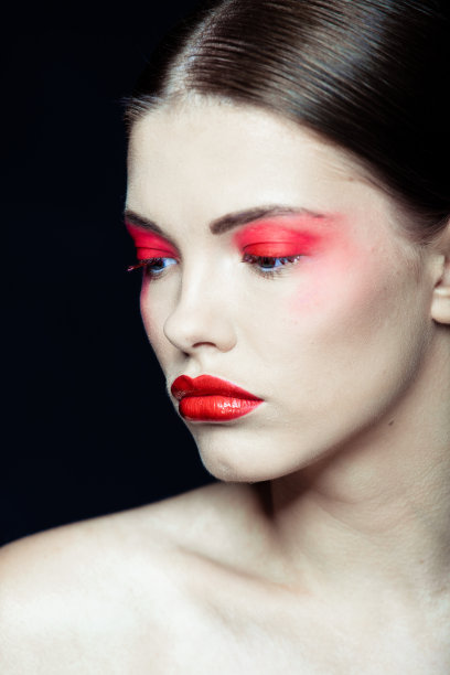 一个美丽性感的黑发女孩的肖像图片下载