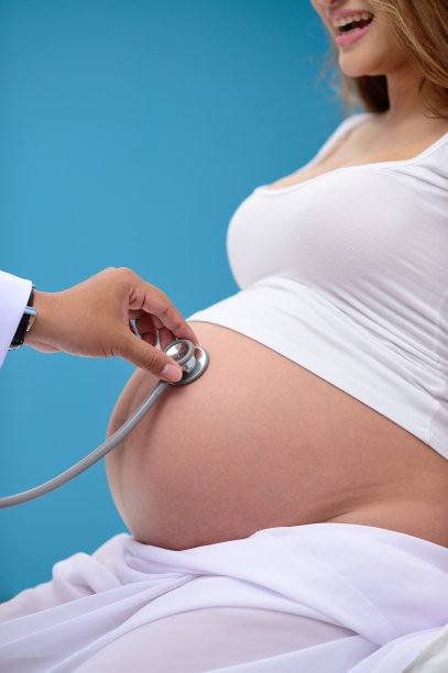 医生听大肚子孕妇图片下载