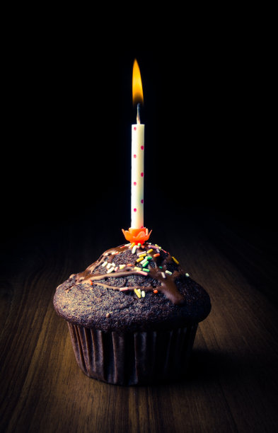 松饼和燃烧的蜡烛图片下载