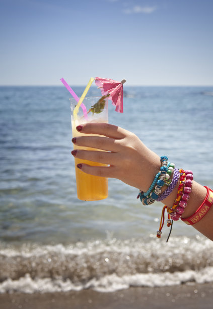 在海滩上提供清爽的热带鸡尾酒图片下载