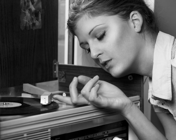 美丽微笑的女孩转动着音乐图片下载