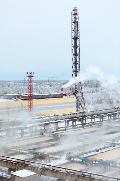 冬季有大烟囱的污水处理厂图片下载