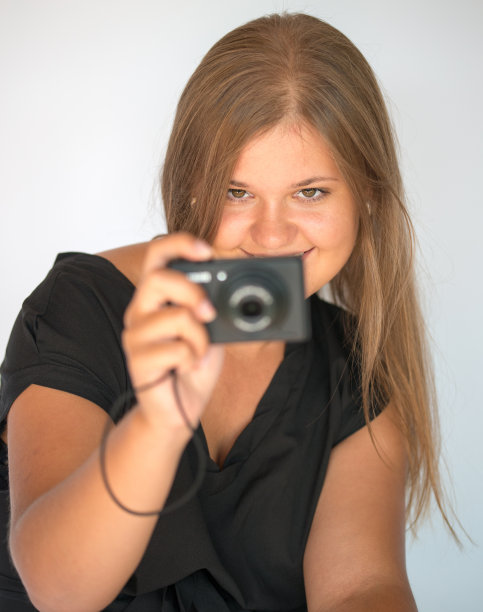 拿着数码相机的女孩图片下载