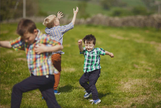 时髦的男孩在草地上跳舞图片下载