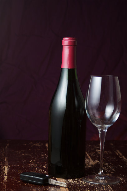 酒瓶和空杯子图片下载