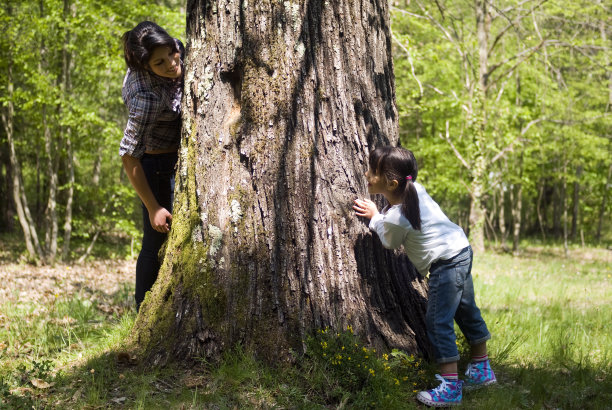 女孩们在公园里玩耍图片下载