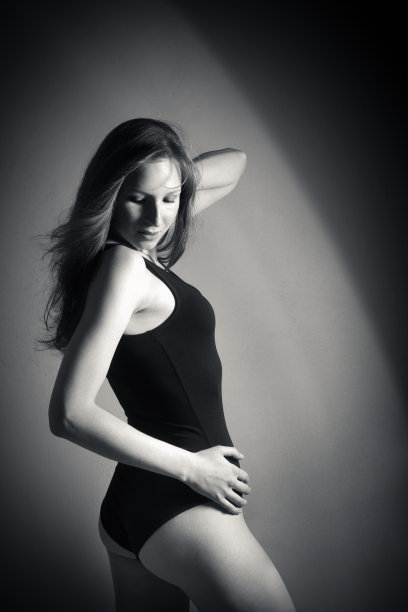 时尚肖像迷人的黑发女人在黑色的紧身衣图片下载