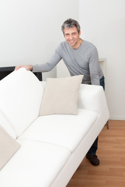 老人搬沙发图片下载