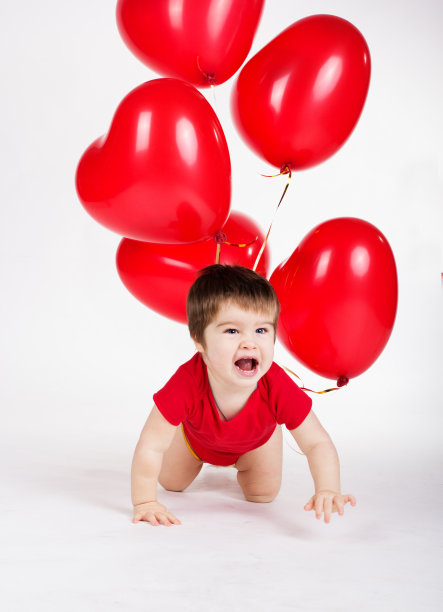 小男孩和红色气球图片下载