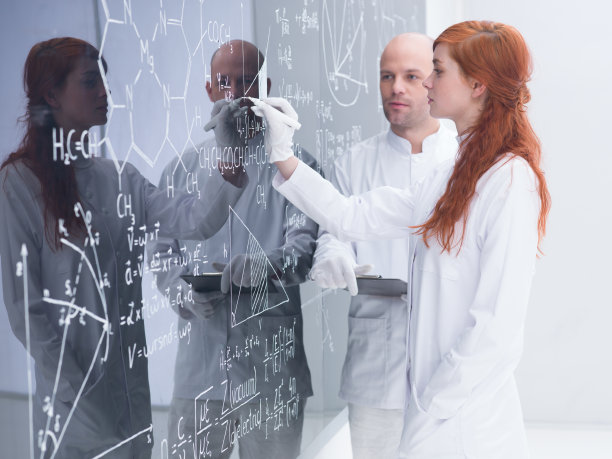 学生在黑板上写字图片下载