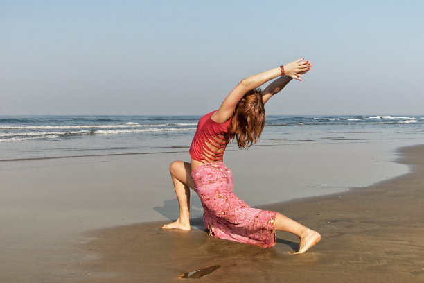 年轻女子摆着武士瑜伽姿势图片下载