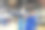 修理汽车悬挂装置的汽车修理工素材图片