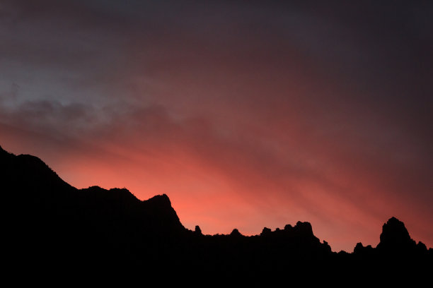 日落背光山脉图片下载