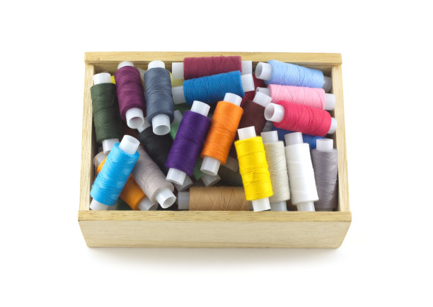 带线的彩色线轴装在木箱里，离得很近图片下载