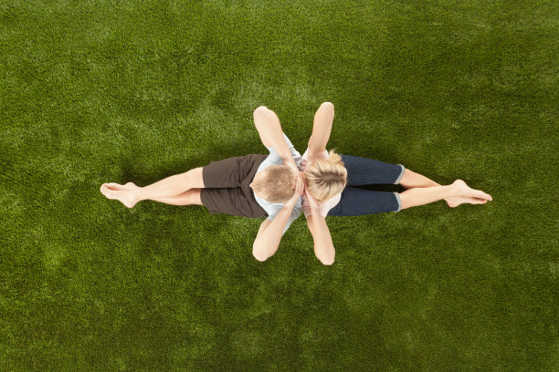 一对夫妇坐在公园的高角度视图图片下载