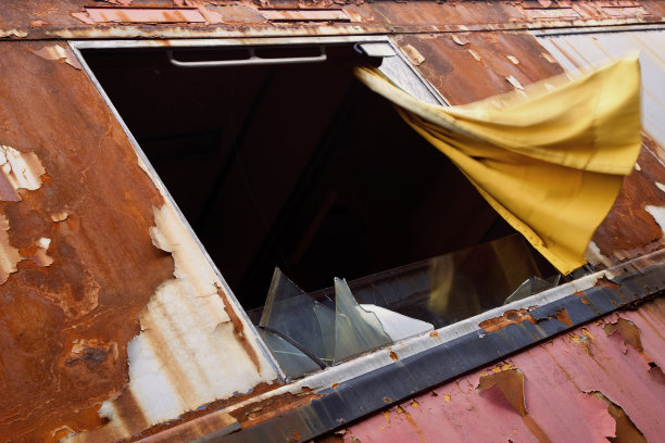 废弃的旧火车，窗帘在风中飘扬图片下载