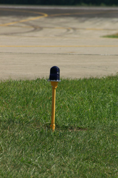 蓝色飞机滑行道灯(远)图片下载