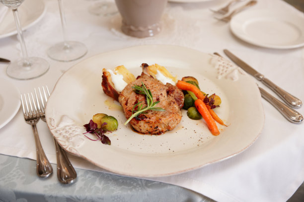 米色瓷盘上的一块像样的肉图片下载