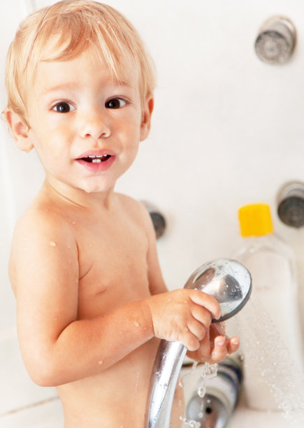 带淋浴喷头的男婴图片下载