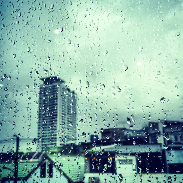 水滴在镜子上图片下载