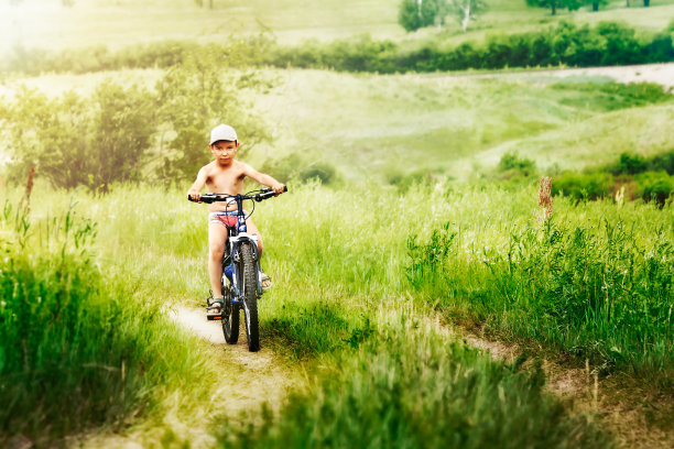 男孩骑自行车比赛图片下载