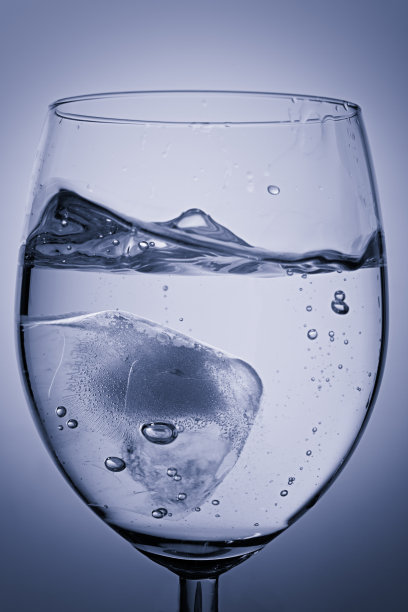 一杯加冰的水图片下载