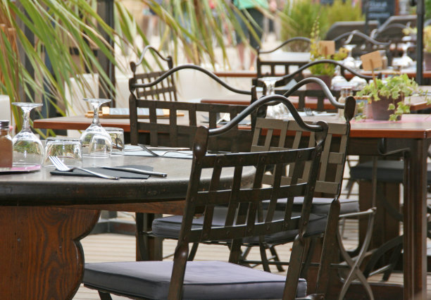 带有桌椅的餐厅露台的街景图片下载