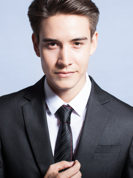 穿着西装的帅气小伙图片下载