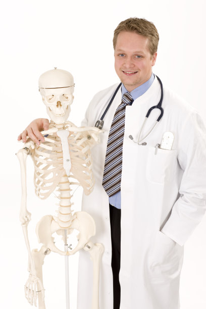 骨骼瘦削，性情开朗的医生图片下载