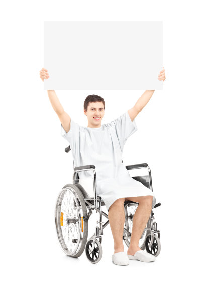 坐在轮椅上的男性病人图片下载