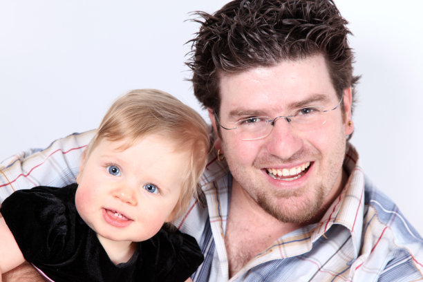 小女孩和他的父亲图片下载