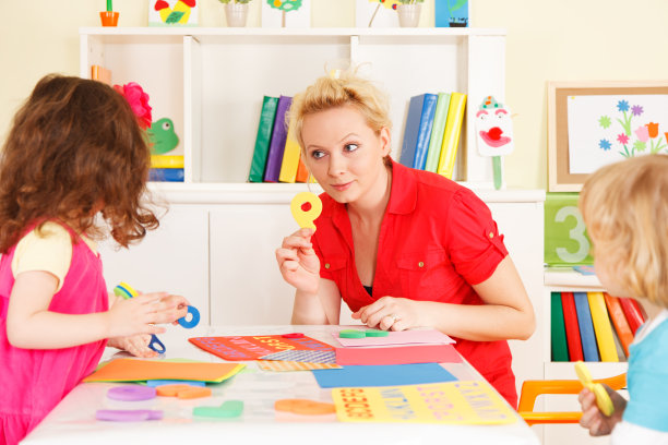 学前班和老师在教室里图片下载