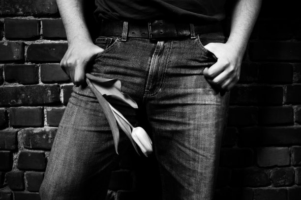 牛仔裤和花。图片下载