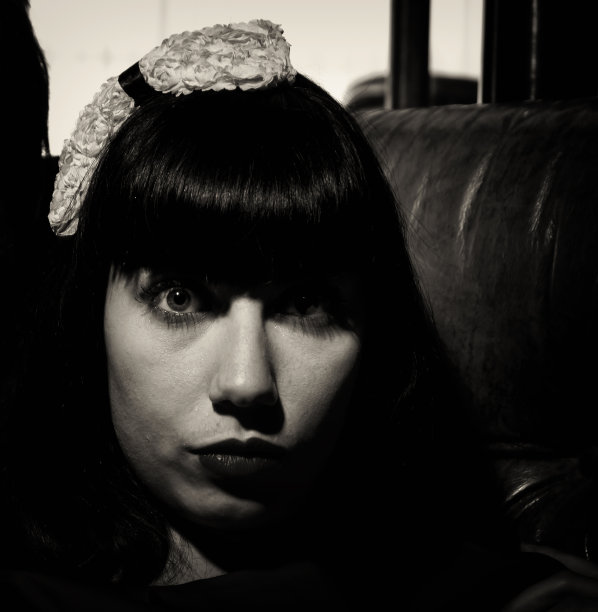 低调的复古女性肖像图片下载