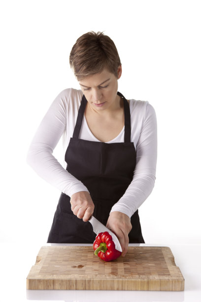 年轻厨师正在切辣椒图片下载