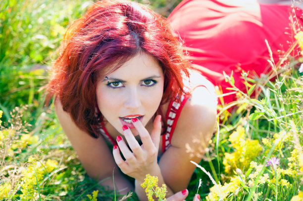 红发女孩在田野里图片下载