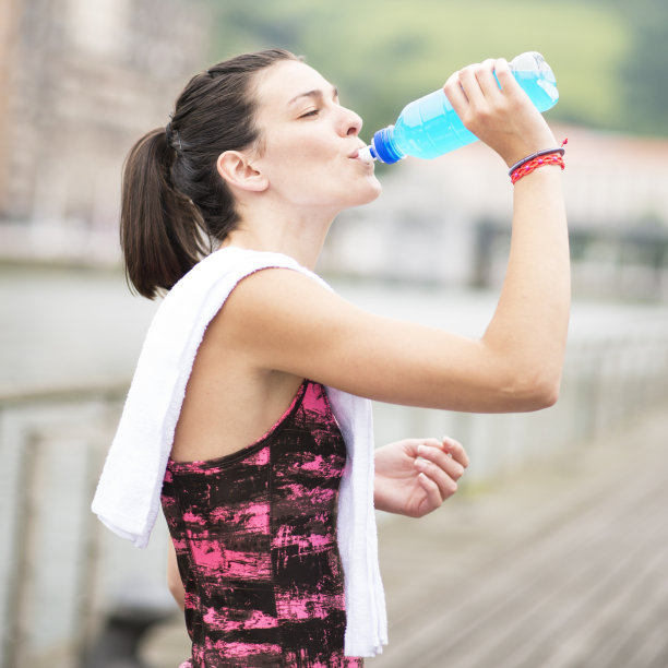 运动后饮用能量饮料的女性。图片下载