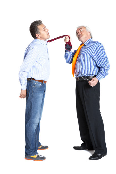 商人向年轻人拉领带图片下载