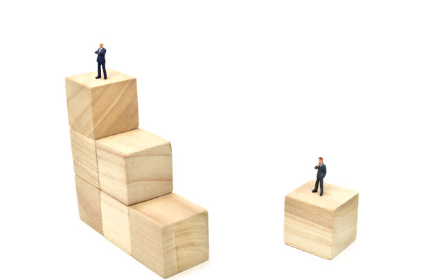 商人和方形街区的楼梯。图片下载