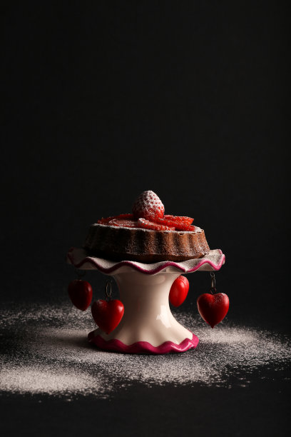 草莓和糖霜巧克力海绵蛋糕图片下载