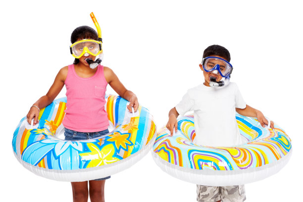 两个小孩在学浮潜图片下载