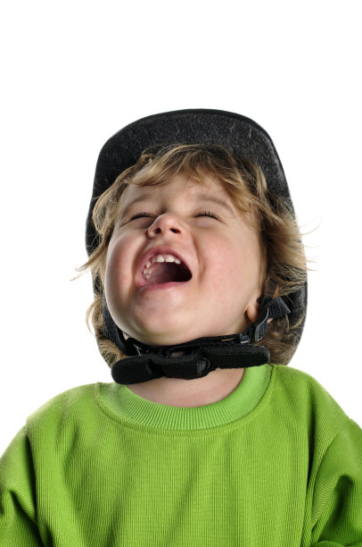 头上戴着运动头盔的小男孩图片下载