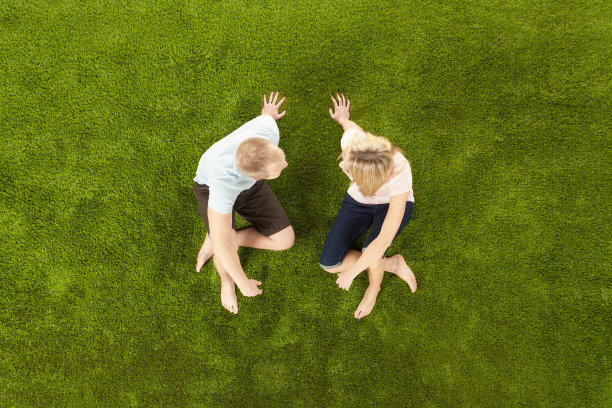 一对夫妇坐在公园里图片下载