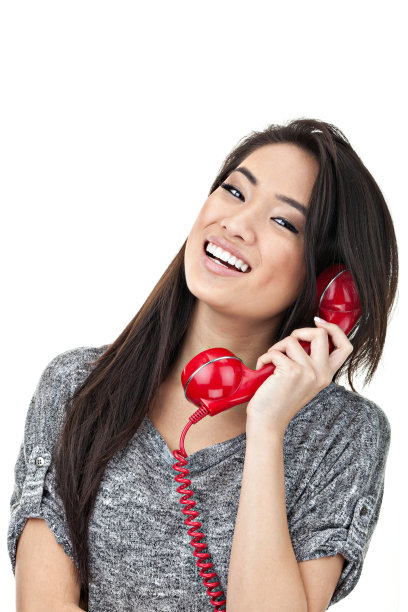 可爱的亚洲女孩在红色电话笑图片下载