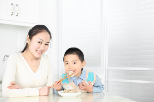 妈妈和儿子在吃饭图片下载