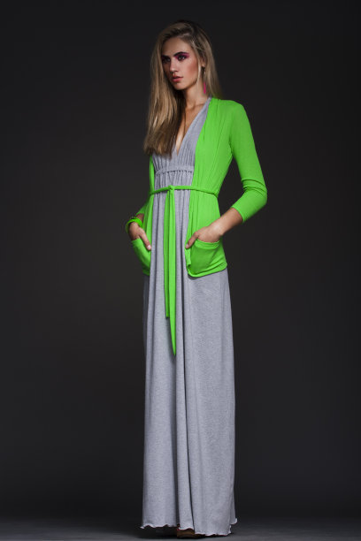 穿着优雅裙子的年轻女孩素材图片