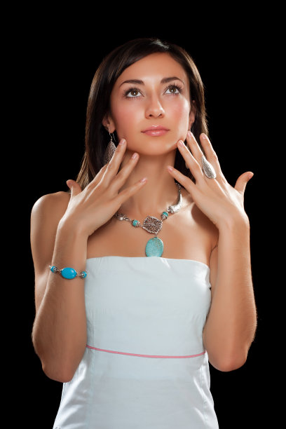 一个年轻漂亮的女人的肖像。孤立的图片下载