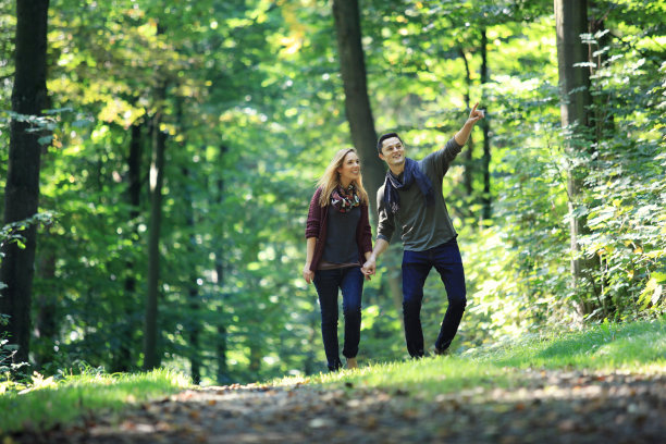 一男一女走在森林里图片下载